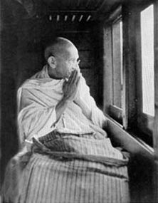 Gandhi greeting the crowd from a railway compartment, on the way to Allahbad, November 1939