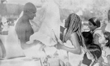 Adivasi greets Gandhi with a khadi piece, Ramgarh, March 14, 1940